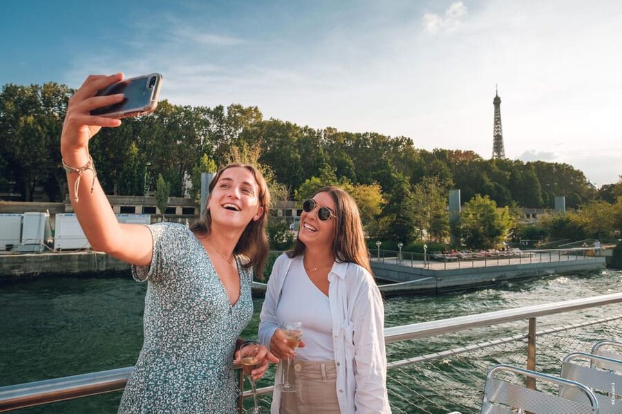 Paris: Evening River Cruise with Music - Quick facts about the Seine night cruise