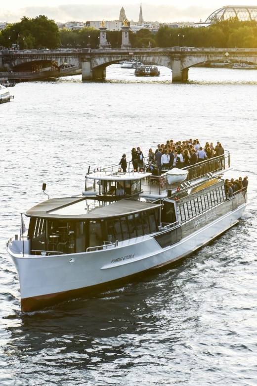 Paris: Evening River Cruise with Music - Île de la Cité and Notre-Dame after dark