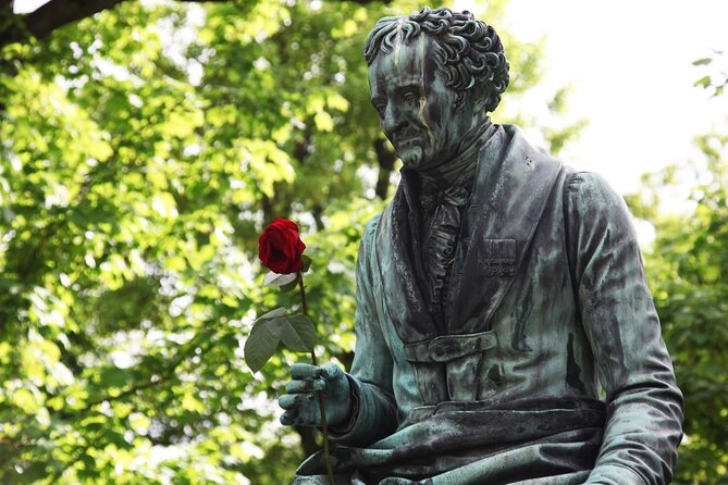 Paris: Famous Graves of Pere Lachaise Cemetery Guided Tour - The First Walk Into the Cemetery