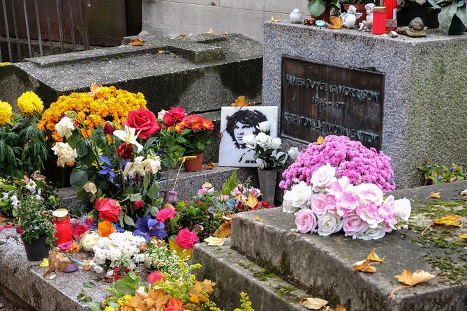 Paris: Famous Graves of Pere Lachaise Cemetery Guided Tour - Oscar Wilde’s Tomb and the Art of the Monument