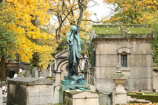 Paris: Famous Graves of Pere Lachaise Cemetery Guided Tour - What the Guides Add