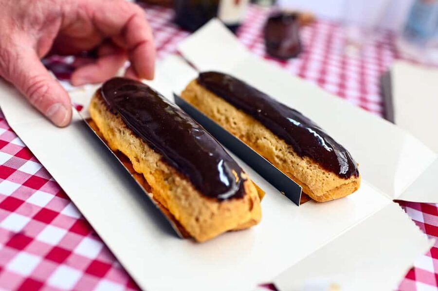Paris: Food Tour in Le Marais with Tastings - Entering the Jewish quarter for fresh falafel