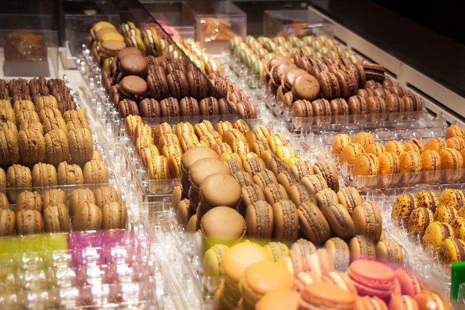 Paris French Sweets Tasting Tour with Pastries and Chocolates - How the small group changes the walk