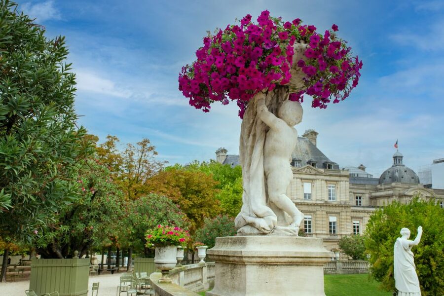 Paris: Full-Day Custom Tour with Local Guide - Arc de Triomphe and Montmartre: two very different Paris views