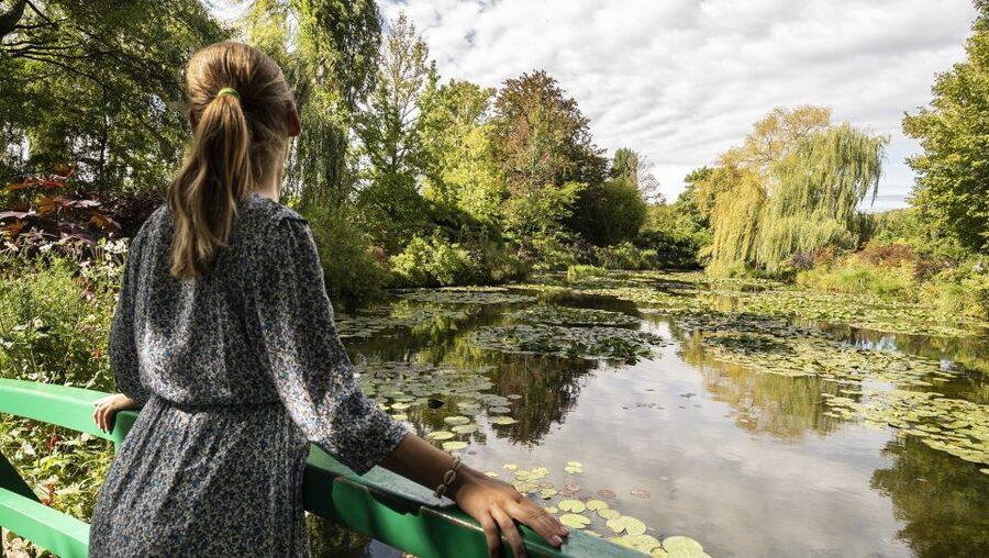 Paris: Giverny & Versailles Small Group or Private Tour - Shared tour or private tour?