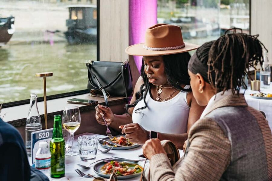 Paris: Gourmet Dinner Cruise on Seine River with Live Music - Cruising past the Statue of Liberty and Île aux Cygnes