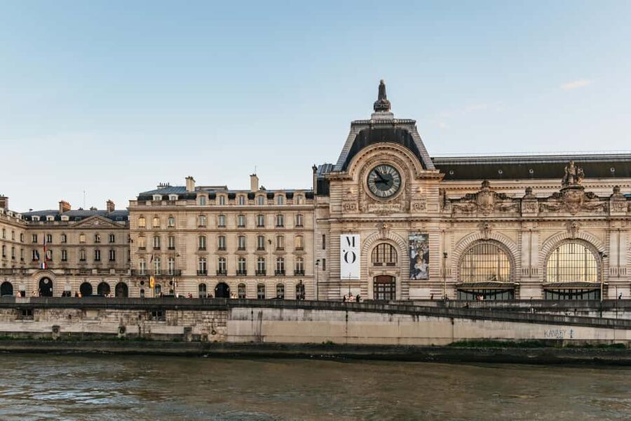 Paris: Gourmet Dinner Cruise on Seine River with Live Music - Pont Neuf, Île de la Cité, and Notre-Dame