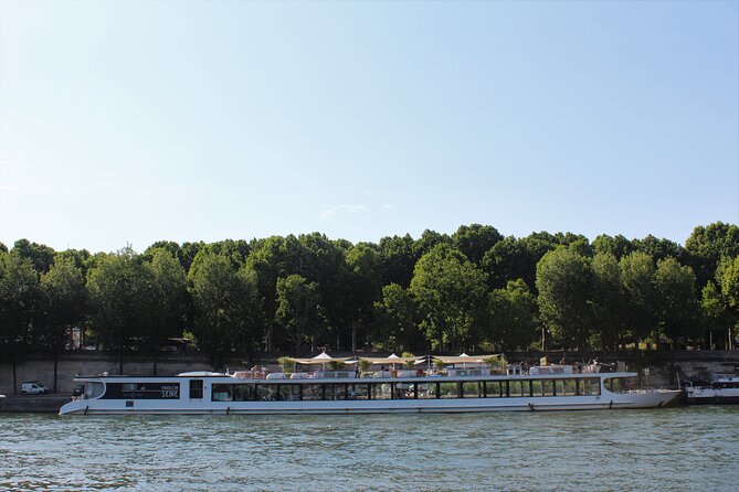 Paris Gourmet Dinner Seine River Cruise with Singer and DJ Set - Finding the boat before departure