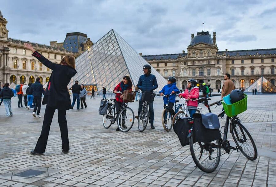 Paris: Guided bike tour - Greatest monuments of the capital - Crossing the islands to Notre-Dame
