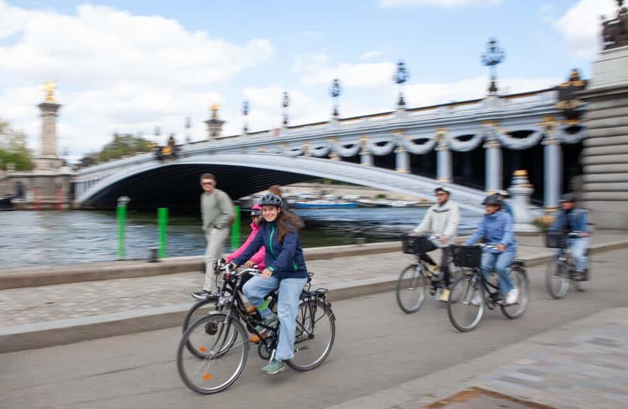 Paris: Guided bike tour - Greatest monuments of the capital - From the Seine to Place de la Concorde