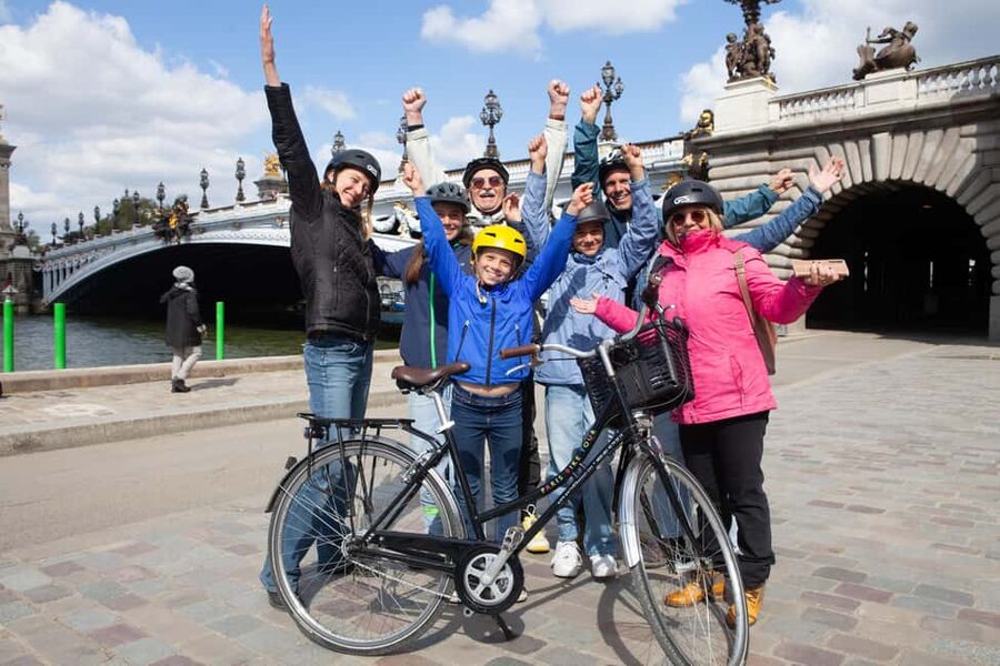 Paris: Guided bike tour - Greatest monuments of the capital - Starting near Centre Pompidou and Le Marais