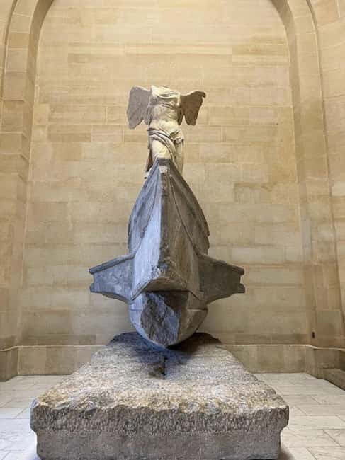 Paris: Guided tour in PORTUGUESE at the Louvre-semi-private - Express security and the first minutes inside