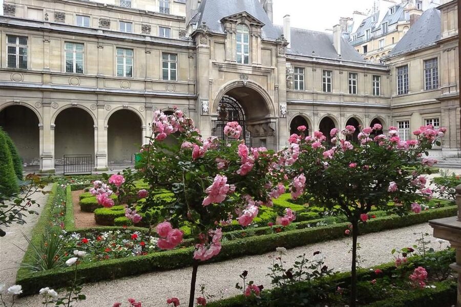 Paris: Guided tour of Marais in German - How the private German format affects the experience