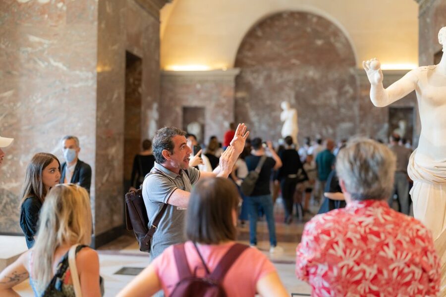 Paris: Guided Tour of the Must-Sees of the Louvre Museum - Meeting the Mona Lisa in a crowd