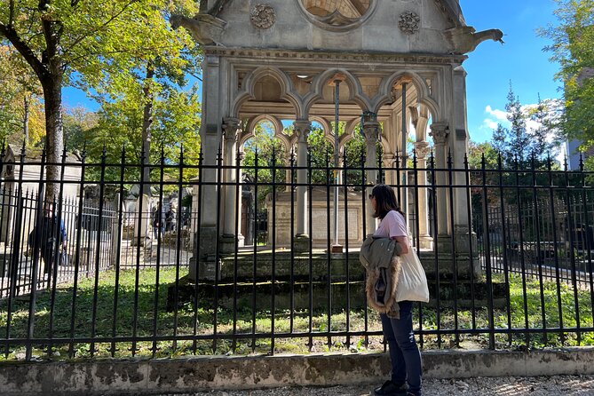 Paris: Haunted Père Lachaise Cemetery Guided Tour - Timing the walk for the best atmosphere