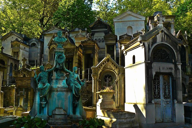 Paris: Haunted Père Lachaise Cemetery Guided Tour - Meeting your guide at the Ménilmontant entrance
