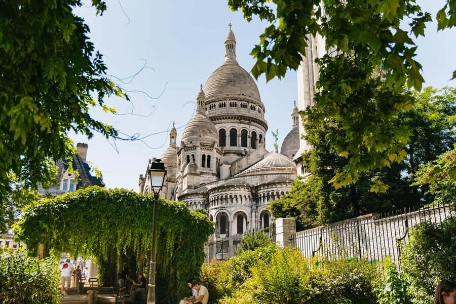 Paris: Hidden Gems of Montmartre with Local Guide - A local pastry break at Boulangerie Alexine