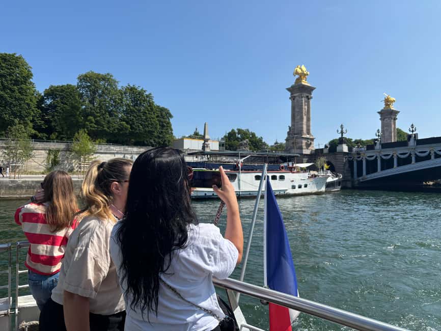 Paris: Hop-On Hop-Off Seine Cruise Pass with 9 Stops - Why the Batobus works better than a sightseeing bus