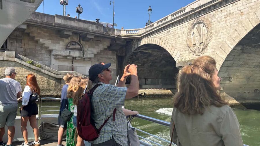 Paris: Hop-On Hop-Off Seine Cruise Pass with 9 Stops - Jardin des Plantes and the Cité de la Mode