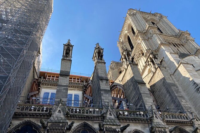 Paris: Île de la Cité and Notre-Dame Walking Tour With Crypt - Medieval clocks, royal prisoners, and the Palais de Justice