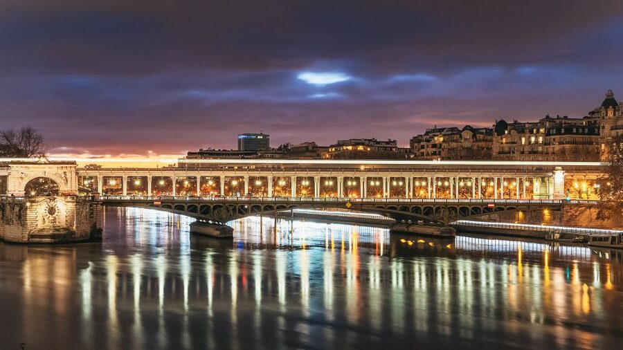 Paris: Illuminated Evening River Cruise & Waffle Tasting - Notre-Dame, Île de la Cité, and the Conciergerie