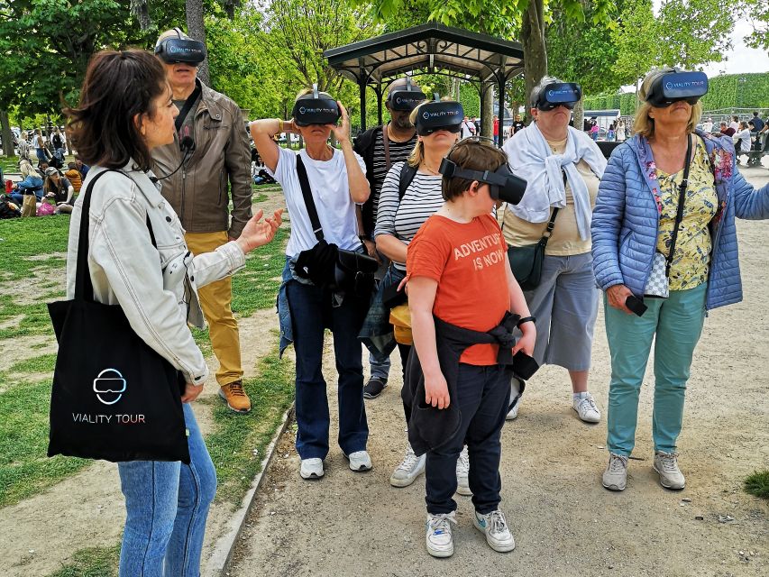 Paris : Immersive Eiffel Tower tour with virtual reality - Walking from the park to the Eiffel Tower