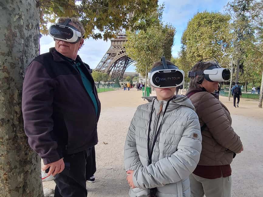 Paris : Immersive Eiffel Tower tour with virtual reality - Who will enjoy this experience most?
