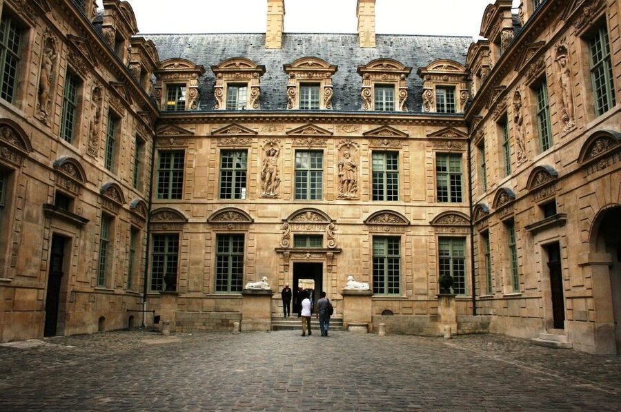 Paris: Le Marais Highlights Guided Small Group Walking Tour - Saint-Paul Church and a quieter side of the district