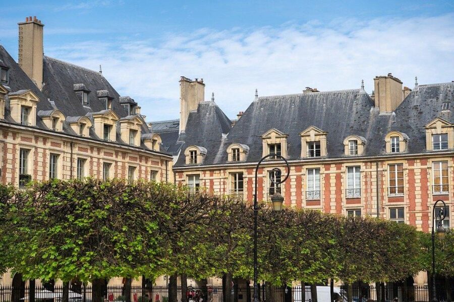 Paris: Le Marais Highlights Guided Small Group Walking Tour - Hôtel de Sens and the old aristocratic quarter