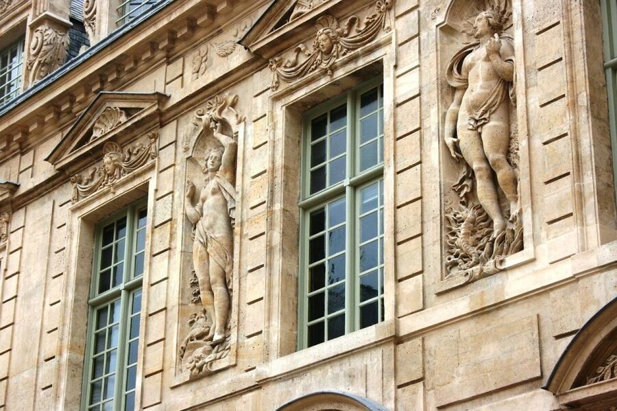Paris: Le Marais Highlights Guided Small Group Walking Tour - Rue des Rosiers and Jewish Paris