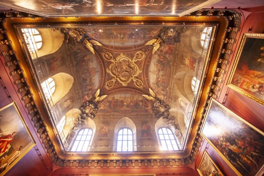 Paris Louvre: 2-Hour Private Tour for Groups or Families - Crowds, heat, and the limits of skip-the-line access