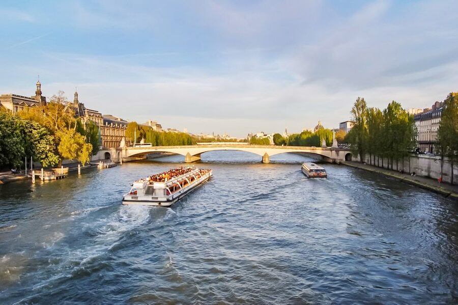 Paris: Louvre Guided Tour with Reserved Access & Boat Cruise - Meeting your guide at the Arc de Carrousel