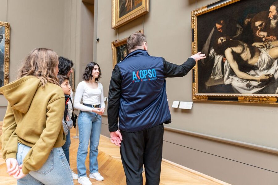 Paris: Louvre Masterpieces Private Tour with Reserved Entry - Meeting the Mona Lisa without expecting solitude