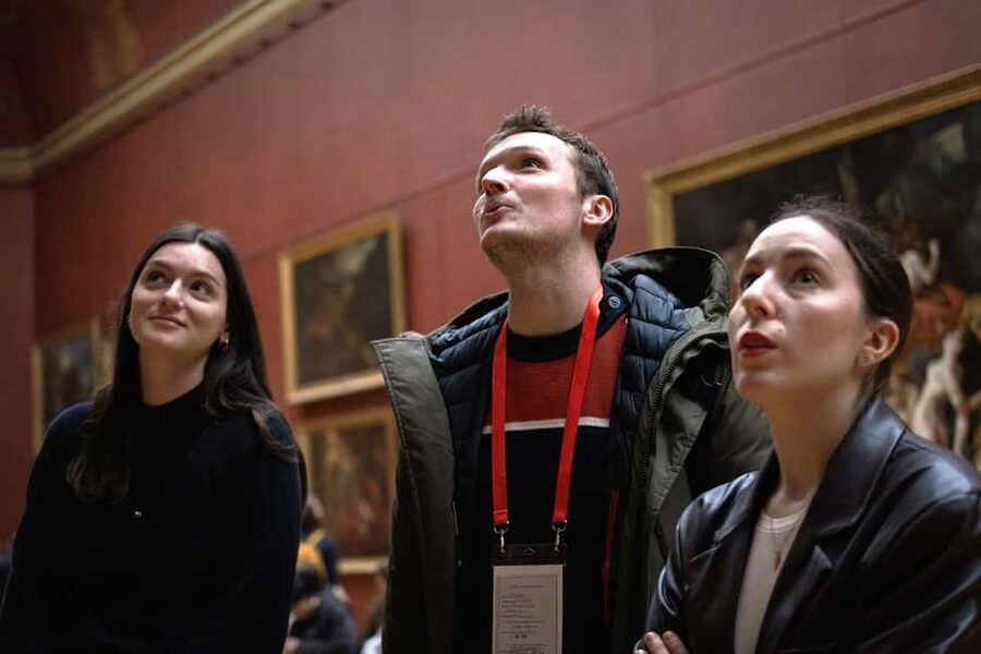 Paris: Louvre Masterpieces Tour with Pre-Reserved Tickets - What the small group changes