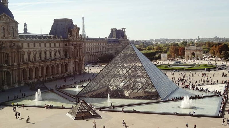 Paris: Louvre Museum Entry Ticket and Garden Walking Tour - Meeting the guide beside the Louvre Pyramid