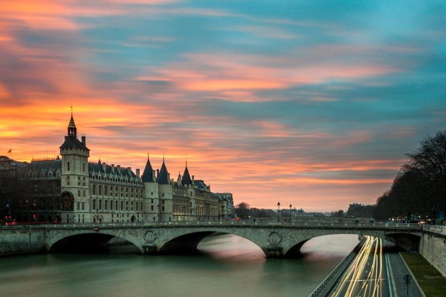 Paris: Louvre Museum Entry Ticket With Host and River Cruise - Who should book this Paris experience?