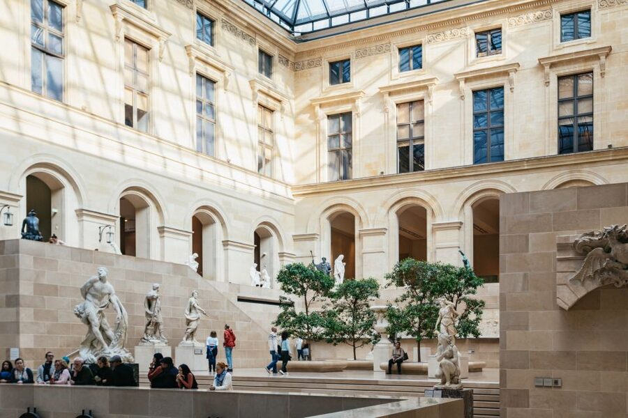 Paris: Louvre Museum Entry Ticket With Host and River Cruise - Meeting the host at Benlux on Rue de Rivoli