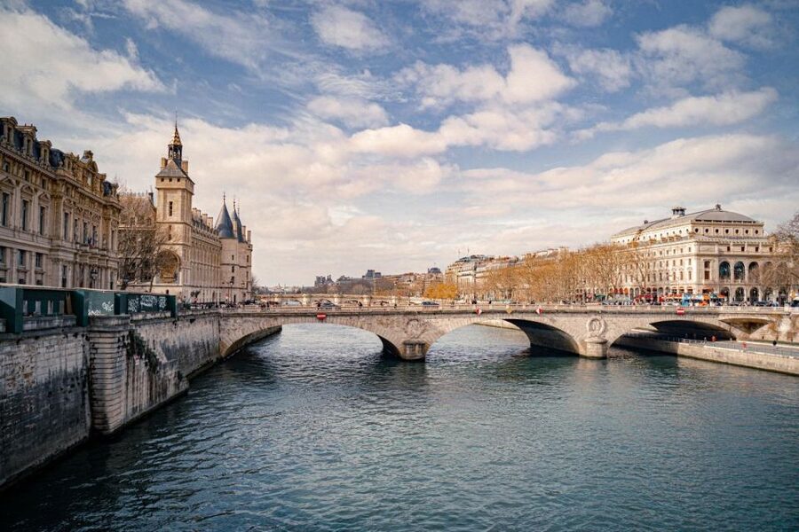 Paris: Louvre Museum Entry Ticket With Host and River Cruise - The complimentary digital audio guide