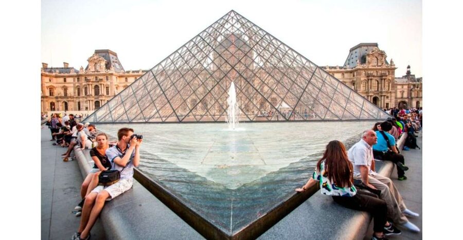 Paris: Louvre Museum Guided Tour - Priority entry and the museum’s first impression