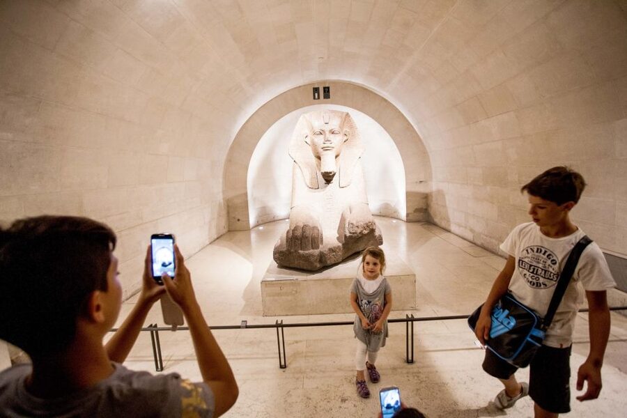 Paris: Louvre Museum Guided Tour - What the guide adds to the experience