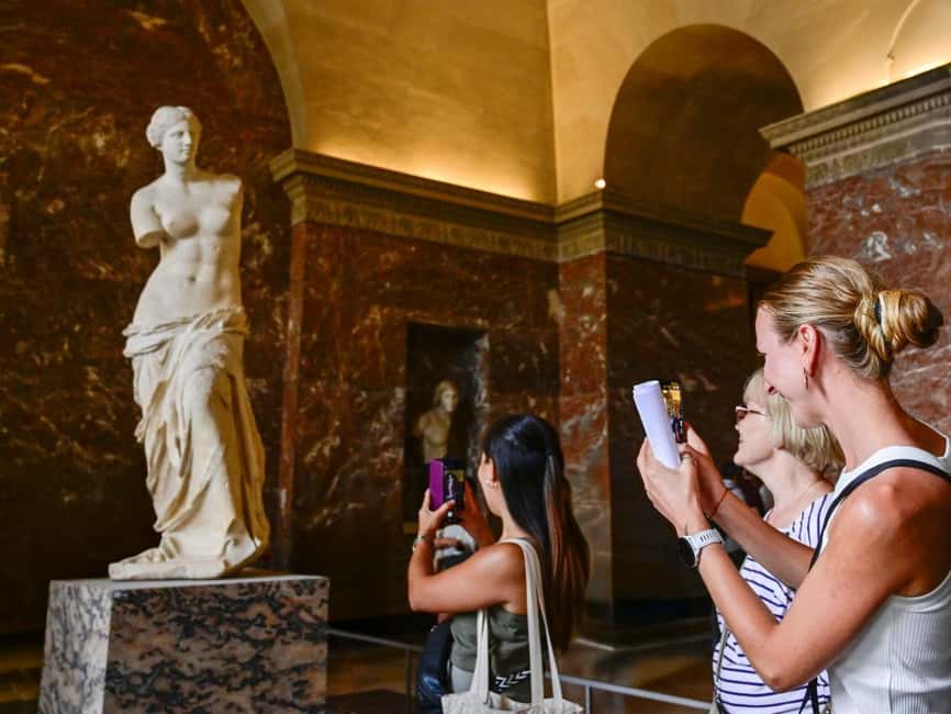 Paris: Louvre Museum Guided Tour with Skip-the-Ticket-Line - Meeting the Mona Lisa in a Crowded Room