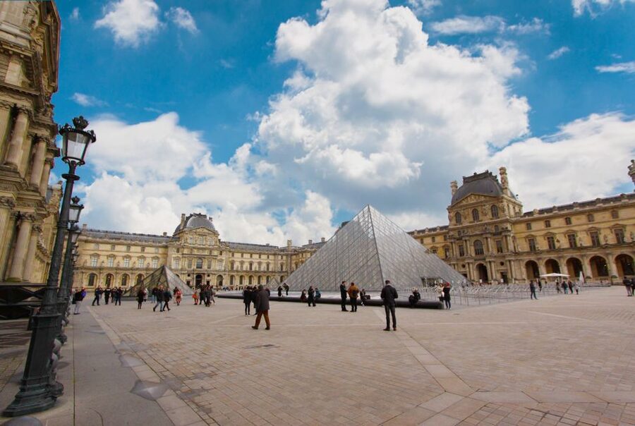 Paris: Louvre Museum Highlights and Mona Lisa Tour - Entering a former royal palace