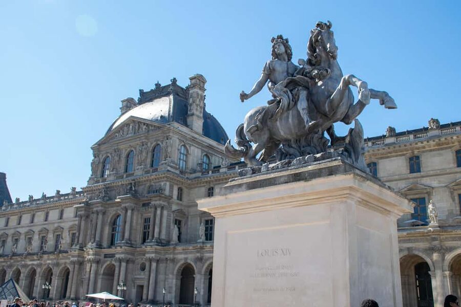 Paris: Louvre Museum Highlights Small-Group Guided Tour - Key points at a glance