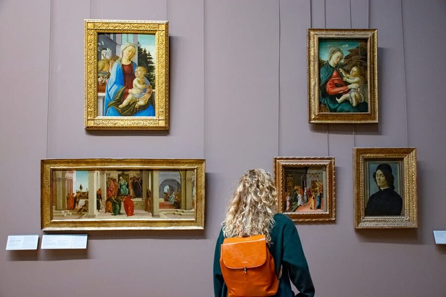 Paris: Louvre Museum Highlights Small-Group Guided Tour - Four hours for a fuller art visit