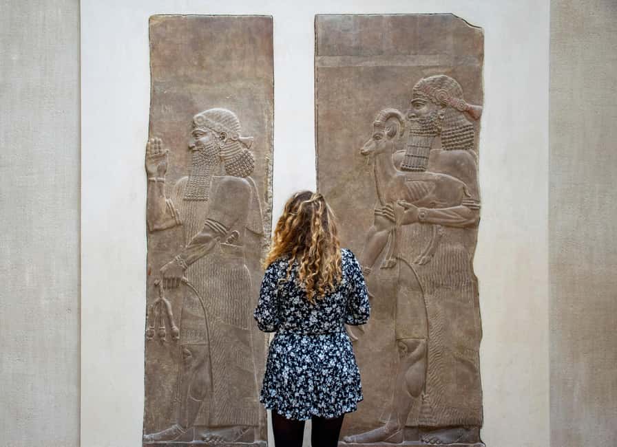 Paris: Louvre Museum Highlights Small-Group Guided Tour - Meeting at the Louvre Pyramid