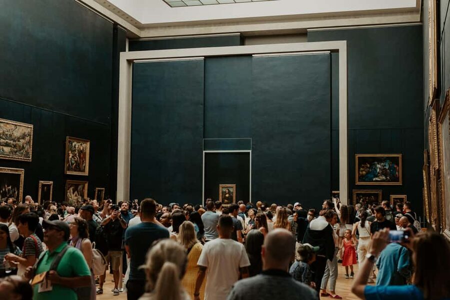 Paris: Louvre Museum Hosted Entry and Mona Lisa Audioguide - Meeting the host on Rue de Rivoli