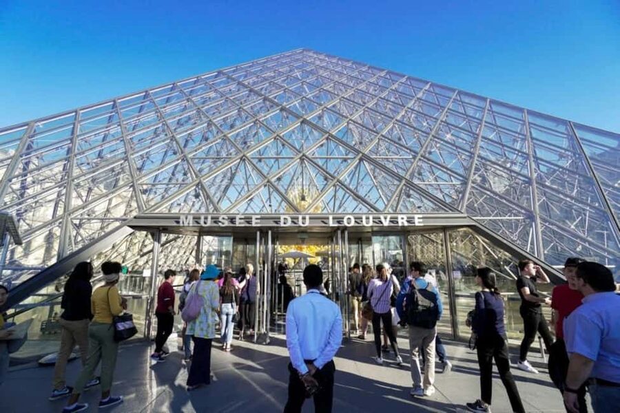 Paris: Louvre Museum Hosted Entry and Mona Lisa Audioguide - Finding the Mona Lisa first