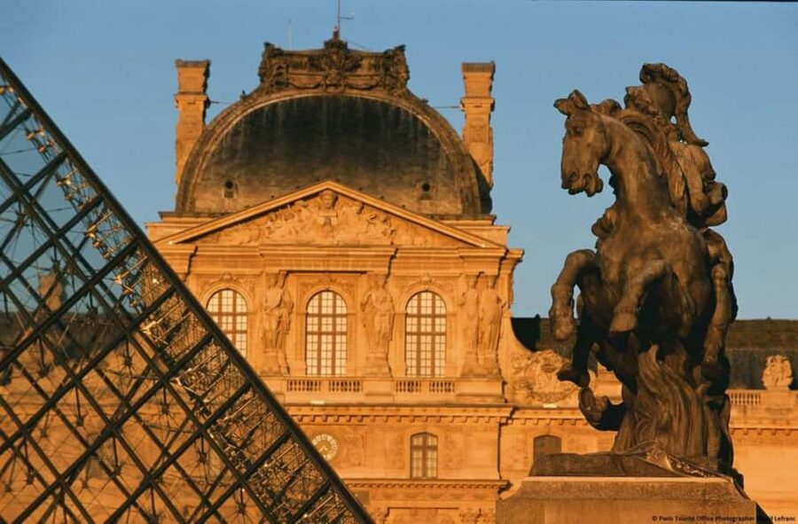Paris: Louvre Museum Hosted Entry and Mona Lisa Audioguide - Getting through the Louvre entrance