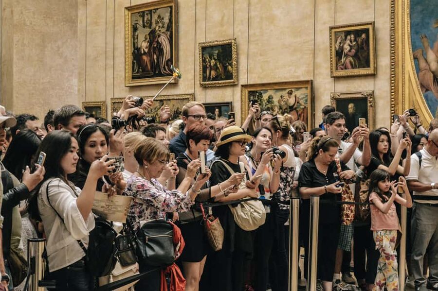 Paris: Louvre Museum Hosted Entry & Masterpieces Audio Guide - What the digital audio guide adds
