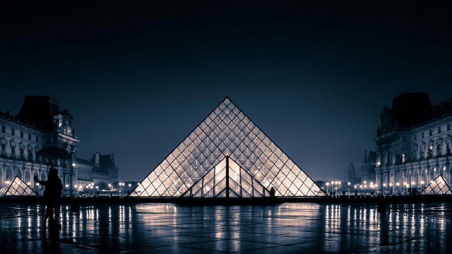 Paris: Louvre Museum Ticket with Optional Hosted - Following the audio guide to the Mona Lisa